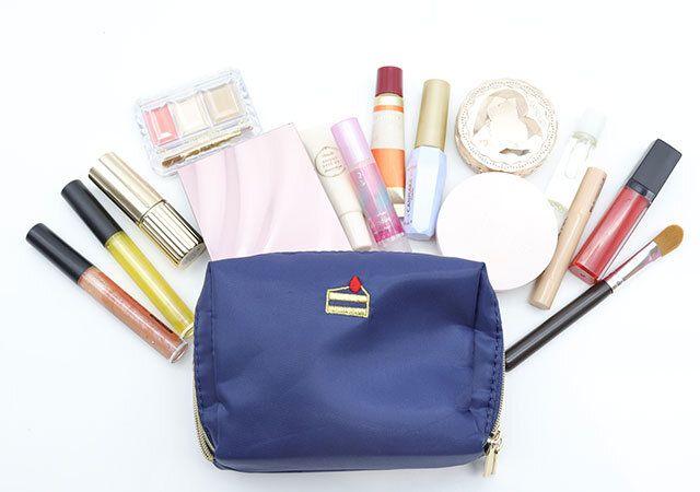 ヘアメイクが考えたミニマムコスメポーチ 小ぶりでもメイク用品が一つにまとまる