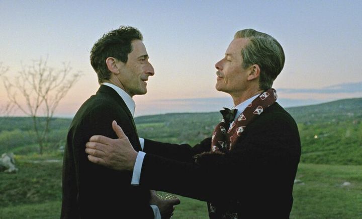 映画『ブルータリスト』エイドリアン・ブロディとガイ・ピアースのシーン