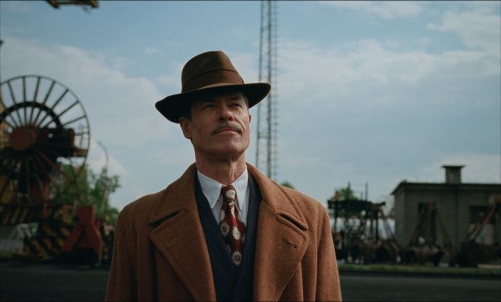 映画『ブルータリスト』 ガイ・ピアースのシーン