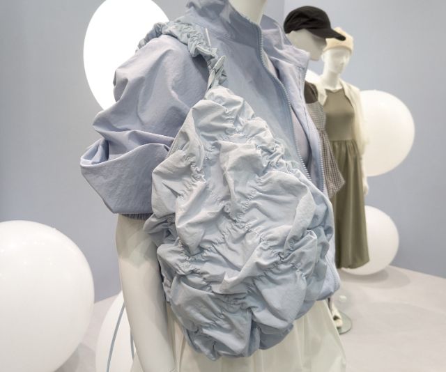 ブルーのギャザーショルダーバッグ