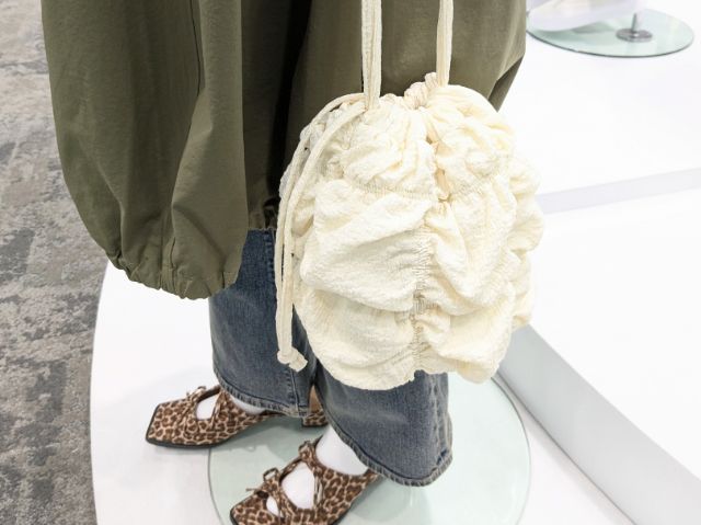 白のギャザー巾着バッグ