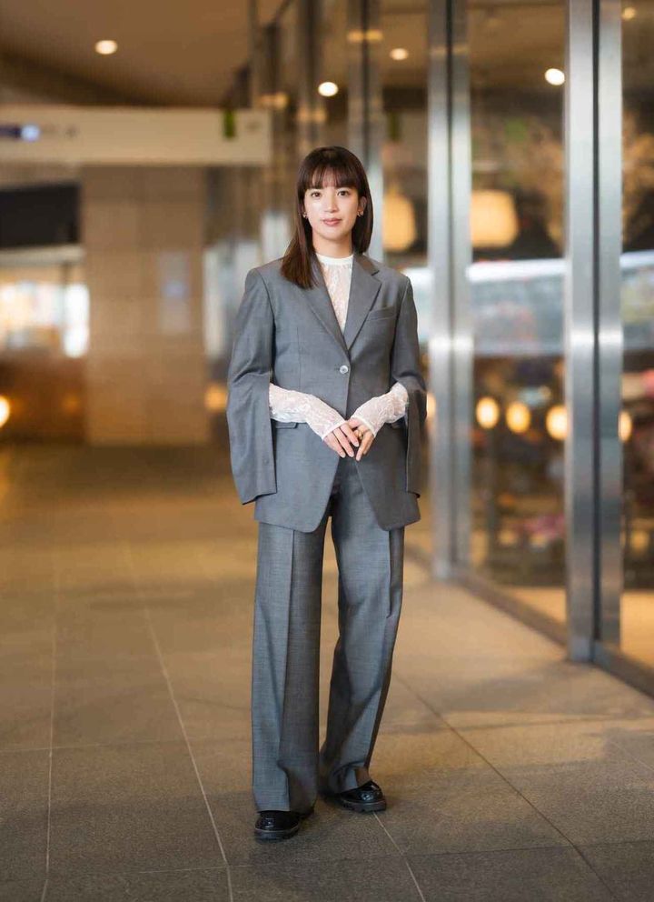 画像: 【ESTNATION】ジャケット ¥132,000、ブラウス ¥88,000、パンツ ¥110,000、シューズ ¥88,000（全て税込）