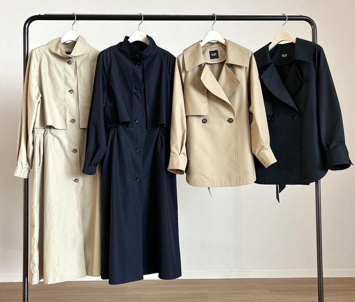 画像: 【PLST】左から：コットンブレンドスタンドカラーコート各¥24,000、リラクシーショートトレンチコート各¥22,000 www.plst.com