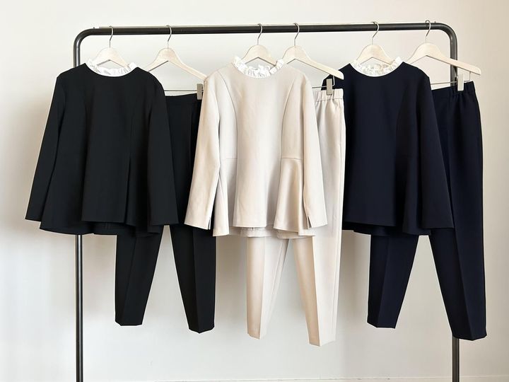 画像: フリルカラー2WAYペプラムセットアップ各¥17,000 www.plst.com