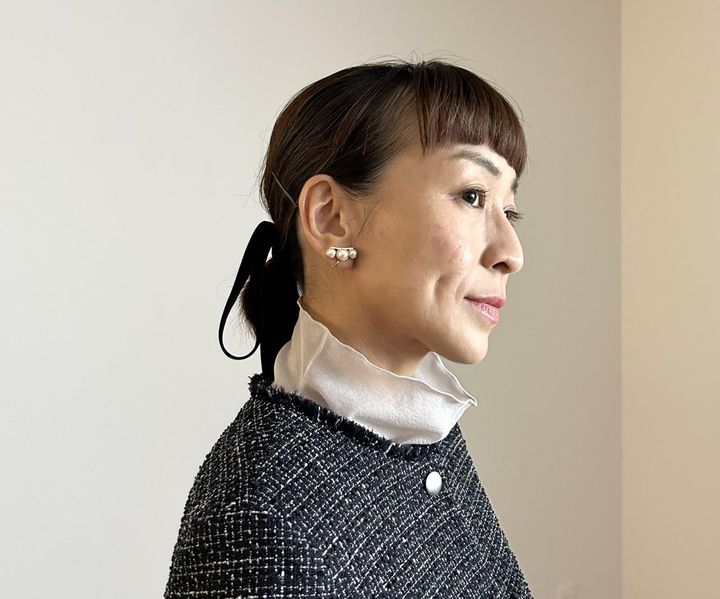 画像: 【PLST】フェイクパールラインイヤリング¥2,990、ツイードペプラムジャケット（Mサイズ着用）¥24,000、シャーリングスリーブシアープルオーバー（Mサイズ着用）¥7,990 www.plst.com