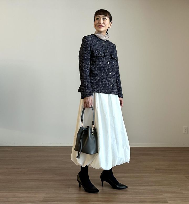 画像: 【PLST】ツイードペプラムジャケット（Mサイズ着用）¥24,000、シャーリングスリーブシアープルオーバー（Mサイズ着用）¥7,990、バルーンスカート（Lサイズ着用）¥12,000、フェイクパールラインイヤリング¥2,990、PLUS STYLEパンプス(ハイヒール)¥11,000 ※佐藤さんの身長165㎝ www.plst.com