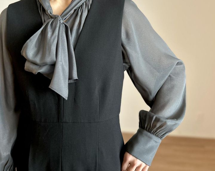 画像: 【PLST】ダブルクロスジャンパースーツ（Mサイズ着用）¥ 15,000、シアーボウタイブラウス（Mサイズ着用）¥8,990 www.plst.com