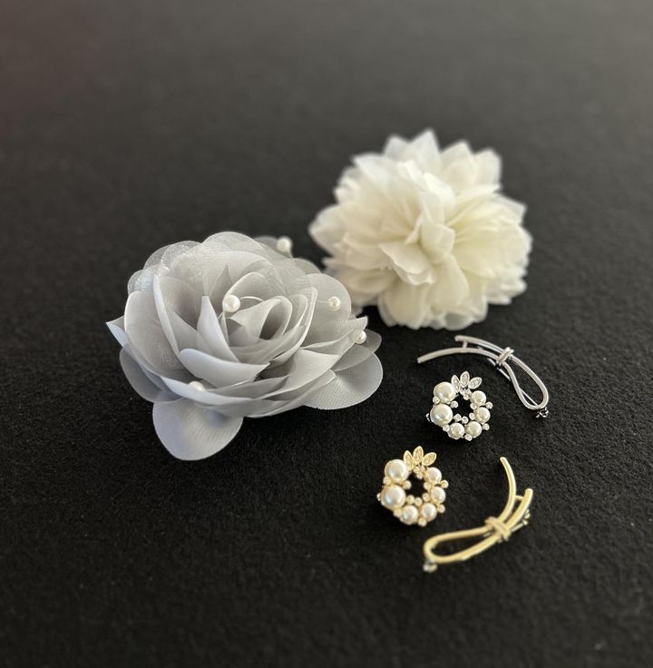 画像: 【PLST】左上から時計回りに：フラワーコサージュ（グレー）¥1,990、フラワーコサージュ（オフホワイト）¥3,990、リーフビジューフェイクパールブローチセット（シルバー、ゴールド）各¥4,990 www.plst.com