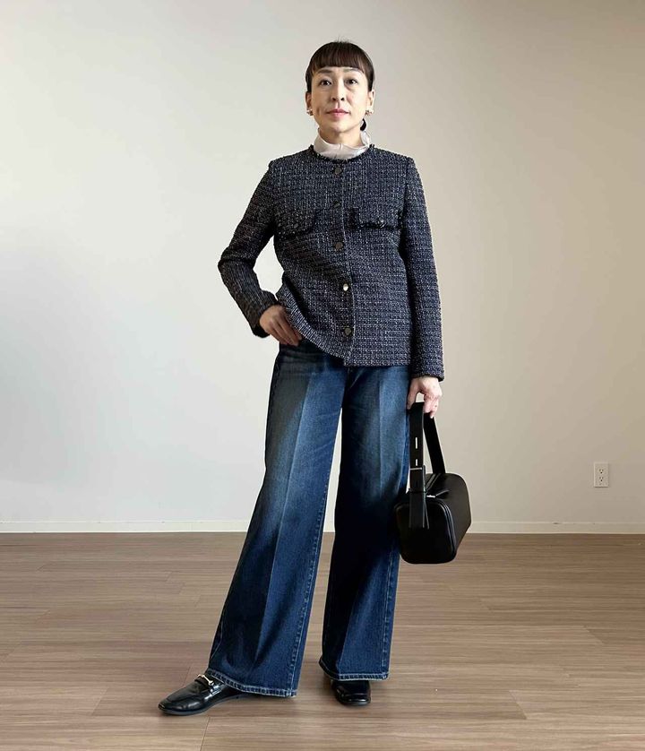 画像: 【PLST】ツイードペプラムジャケット（Mサイズ着用）¥24,000、シャーリングスリーブシアープルオーバー（Mサイズ着用）¥7,990、PLUS STYLEハイライズワイドジーンズ（Lサイズ着用）¥13,000、フェイクパールラインイヤリング¥2,990、ソフトショルダーバッグ¥8,990、2WAYビットローファー¥9,990 www.plst.com