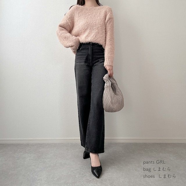 GUのピンクの「カールヤーンセーター」×ストレートデニムパンツ