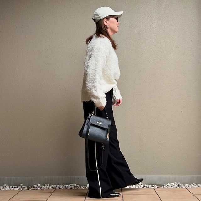 GUのナチュラルの「カールヤーンセーター」×サイドラインダブルウエストパンツ