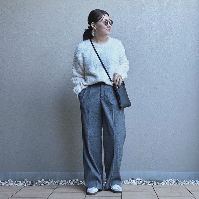 GUのナチュラルの「カールヤーンセーター」×ヘリンボーンタックワイドパンツ