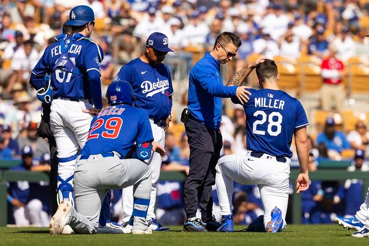 打球が頭部に直撃して座り込むボビー・ミラー（写真右）（C）ロイター