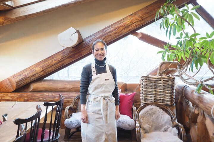 河津桜を眺めながら♪ 絵本の世界に迷い込んだようなログハウスカフェで特別なランチを「ホドホドBase」