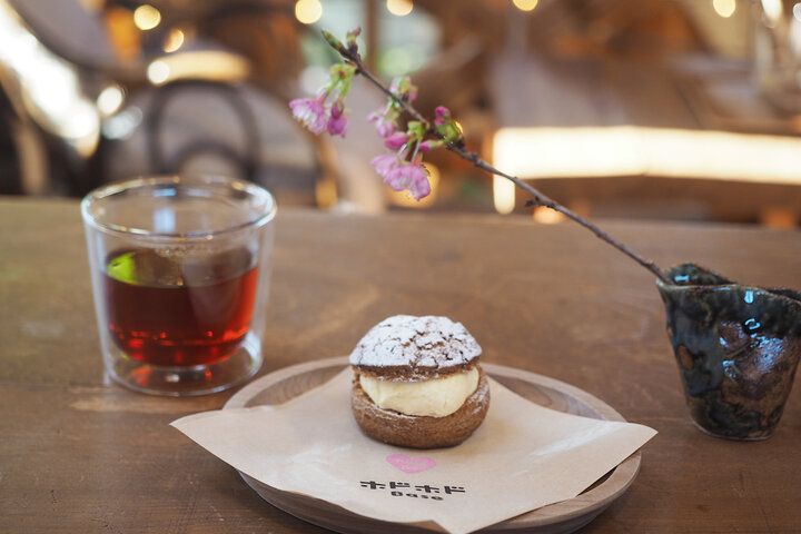河津桜を眺めながら♪ 絵本の世界に迷い込んだようなログハウスカフェで特別なランチを「ホドホドBase」