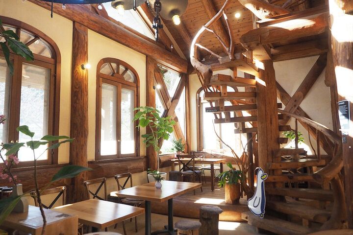 河津桜を眺めながら♪ 絵本の世界に迷い込んだようなログハウスカフェで特別なランチを「ホドホドBase」