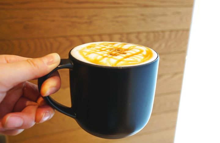 「GINZA ダブルトール キャラメル マキアート」884円～（持ち帰り）、990円～（店内利用）