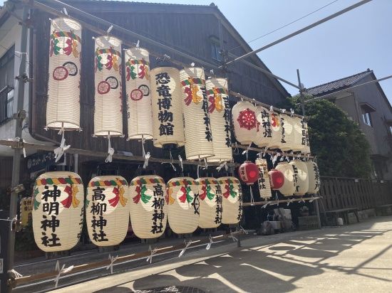 店がある石畳の小路を歩くと、提灯を天日干しする風景に出会えることも