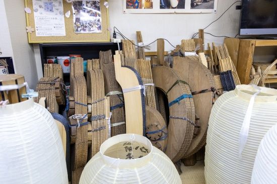 提灯ごとに木型を作るため、店先にはたくさんの木型が置かれています