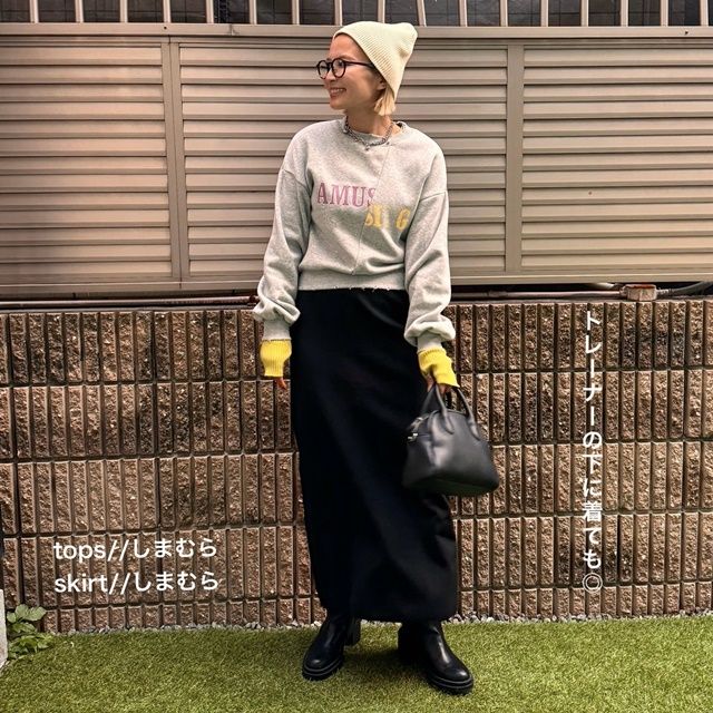 しまむらのグレーの「配色指穴クルーネックプルオーバー」×ナロースカート