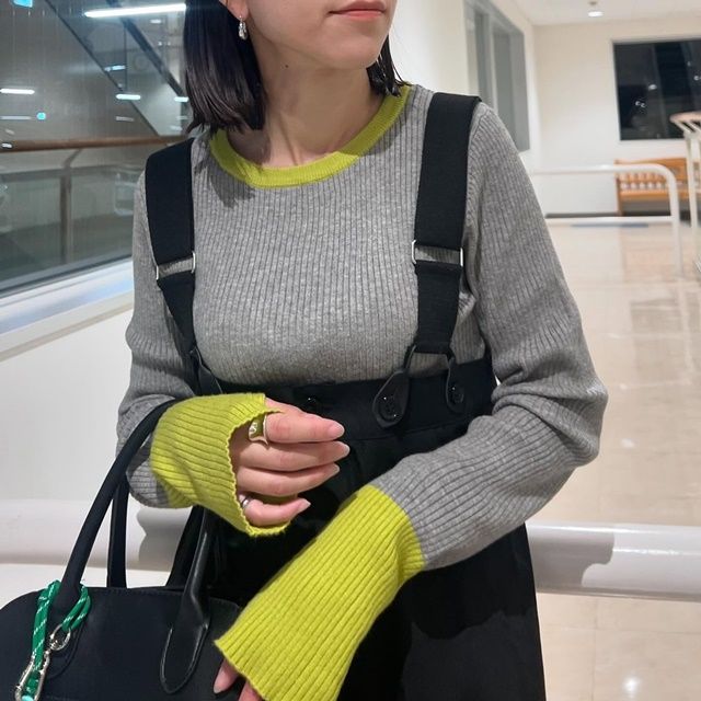 しまむらのグレーの「配色指穴クルーネックプルオーバー」