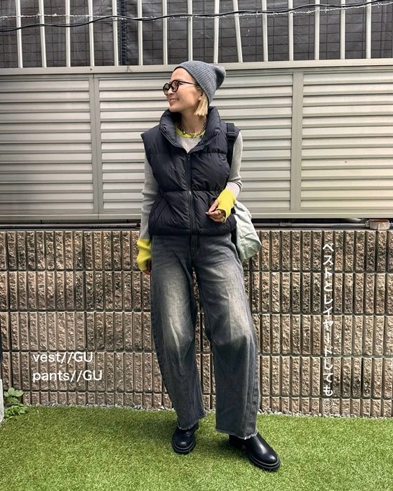 しまむらのグレーの「配色指穴クルーネックプルオーバー」×フリンジデニムパンツ