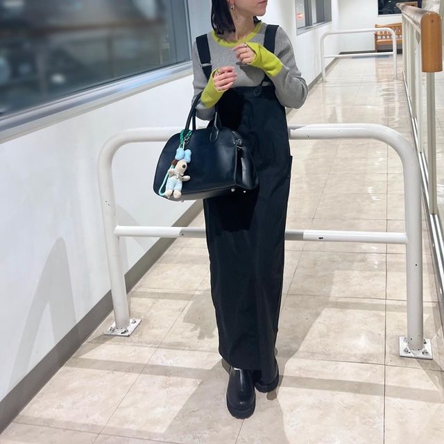 しまむらのグレーの「配色指穴クルーネックプルオーバー」×サス付きロングスカート