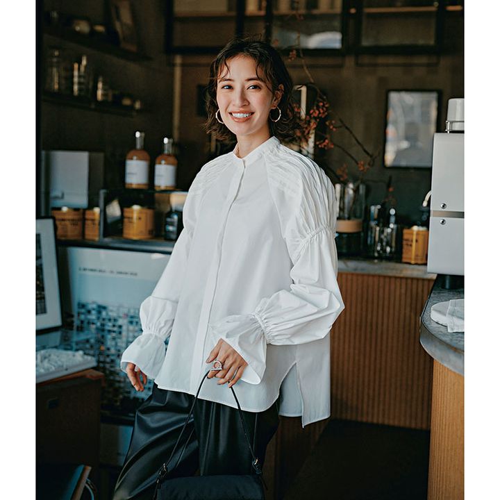 ボリューム袖の甘ブラウスコーデ