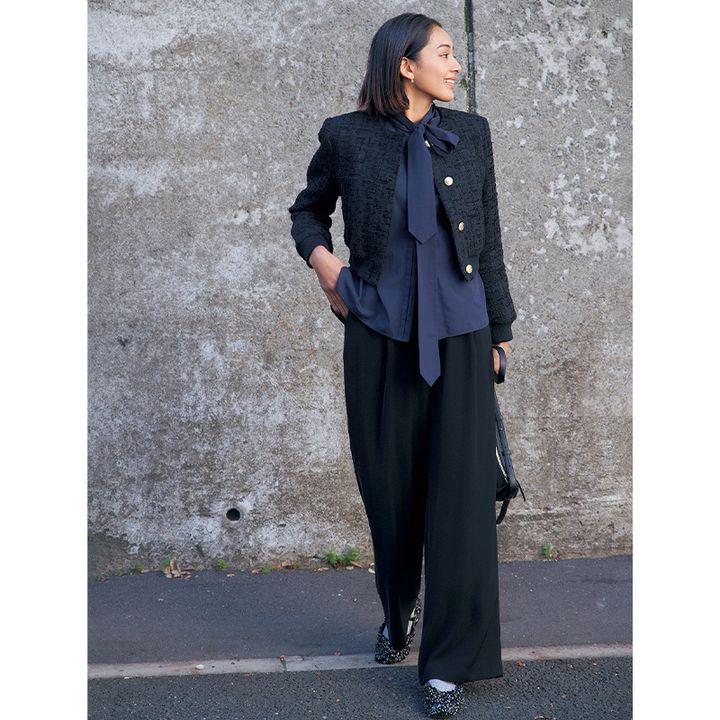 VERYモデル木佐貫まやさんの私物のZARAの黒のショート丈ジャケットにボウタイブラウスと黒パンツを合わせた着こなし