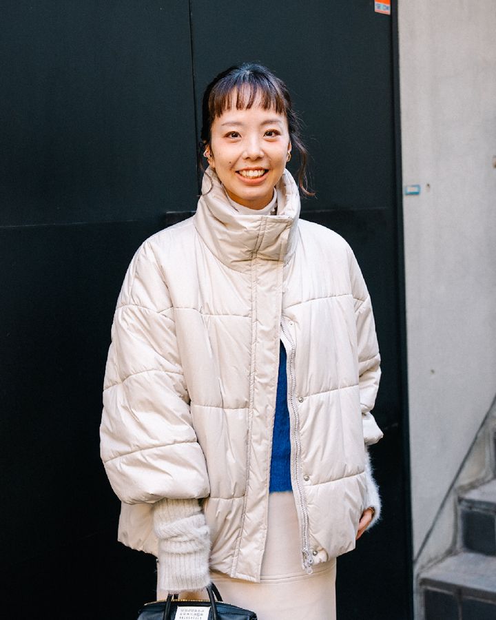 軽やかな“ホワイトアウター”のお手本コーデ5選。装いが暗くなりがちな冬こそ白が効く【TOKYO SNAP】