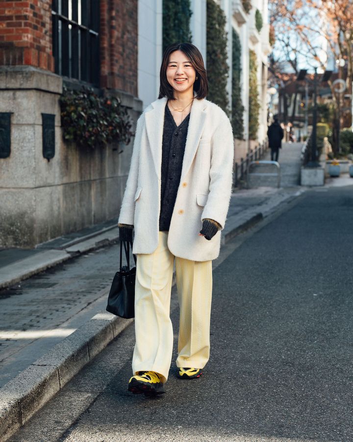 軽やかな“ホワイトアウター”のお手本コーデ5選。装いが暗くなりがちな冬こそ白が効く【TOKYO SNAP】