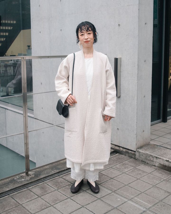 軽やかな“ホワイトアウター”のお手本コーデ5選。装いが暗くなりがちな冬こそ白が効く【TOKYO SNAP】