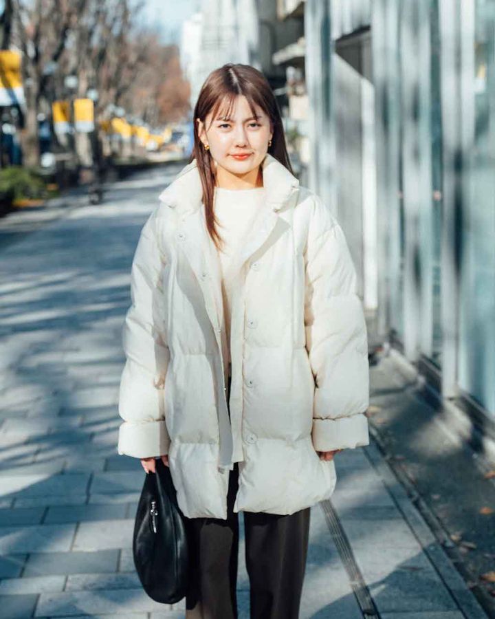 軽やかな“ホワイトアウター”のお手本コーデ5選。装いが暗くなりがちな冬こそ白が効く【TOKYO SNAP】