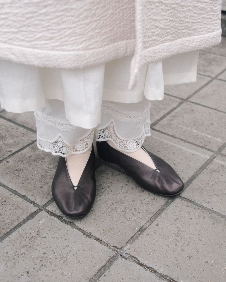 軽やかな“ホワイトアウター”のお手本コーデ5選。装いが暗くなりがちな冬こそ白が効く【TOKYO SNAP】