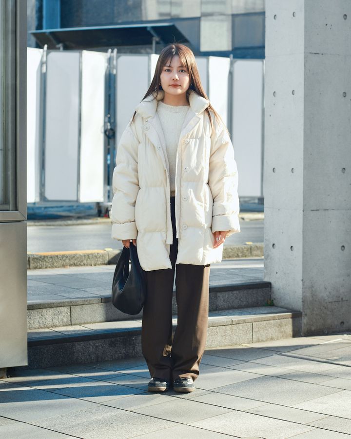 軽やかな“ホワイトアウター”のお手本コーデ5選。装いが暗くなりがちな冬こそ白が効く【TOKYO SNAP】