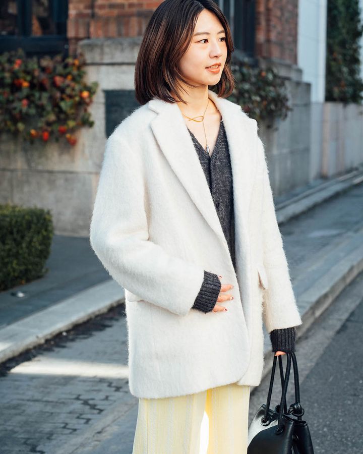 軽やかな“ホワイトアウター”のお手本コーデ5選。装いが暗くなりがちな冬こそ白が効く【TOKYO SNAP】