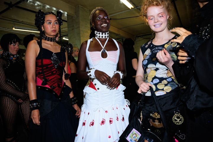 チョポヴァ ロウェナ 2025年春夏ショーのバックステージにて。