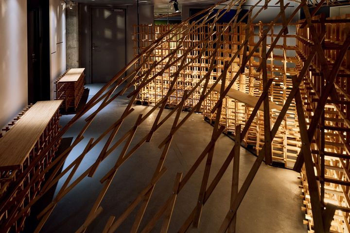 エントランス「三灯小径」設計：滋賀県立大学陶器浩一研究室 。Photo_ Katsuhiro Aoki