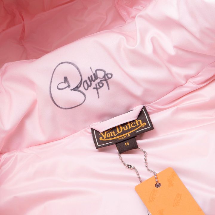 サイン入りフォン・ダッチのダウンジャケット。