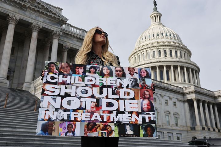 アメリカ合衆国国会議事堂の前にて。議会では自らの体験を語り、「Stop Institutional Child Abuse Act（施設内児童虐待防止法）」の必要性を訴えた。