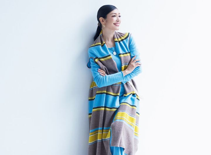 （右ページ）コート¥132,000／ヴェコロ、ブラウス¥44,000、グローブ¥29,700／ともにラクア、パンツ¥69,300／カルティカ（チェルキ）、ベルト¥8,800／アントネッロ セリオ（チェルキ）、ピアス¥34,100、バングル¥40,700／ともにグロッセ（グロッセ・ジャパン）、靴¥28,600／ダイアナ（ダイアナ 銀座本店） （左ページ）ジレ¥37,400、ワンピース¥49,500、ベルト¥30,800／すべてハウス オブ ロータス（ハウス オブ ロータス 二子玉川店）、ネックレス¥8,800／アビステ、ピアス¥57,200／グロッセ（グロッセ・ジャパ