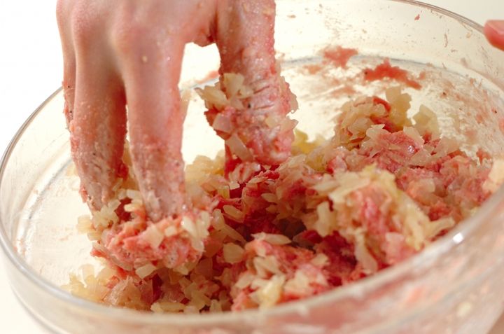 ハンバーグのトマトチーズがけの作り方1