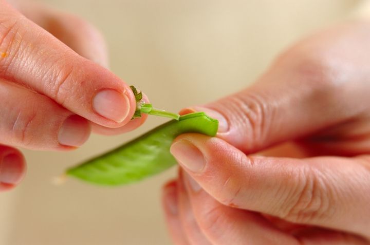 キヌサヤの卵炒めの下準備1