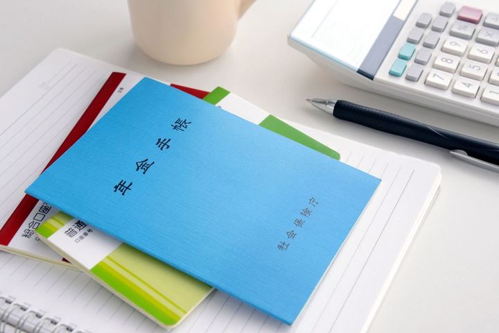 テーブルに置かれた年金手帳