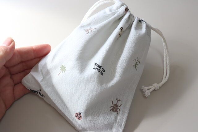 ダイソー 巾着袋（虫柄） デザイン