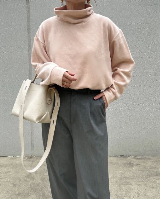 ソフトニットフリースリブハイネックTを着たコーデ