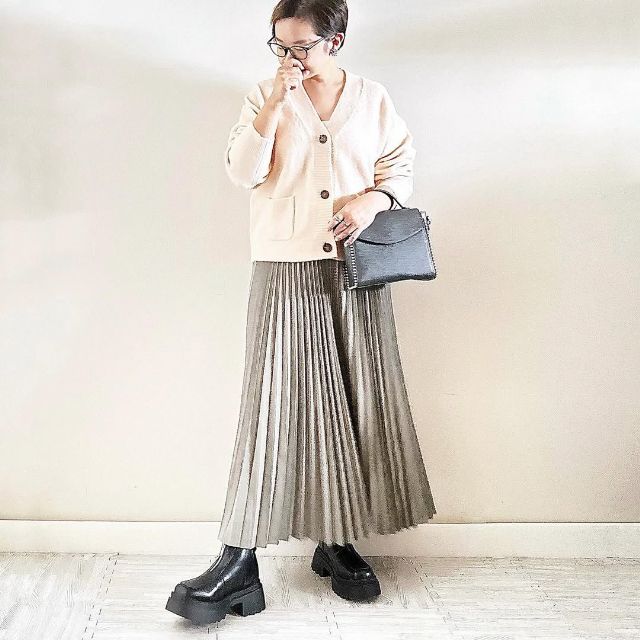 スフレヤーンVネックショートカーディガンとプリーツロングスカートのコーデ