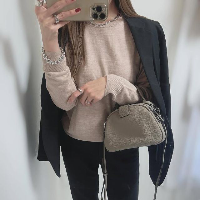 メリノクルーネックセーターを着たコーデ