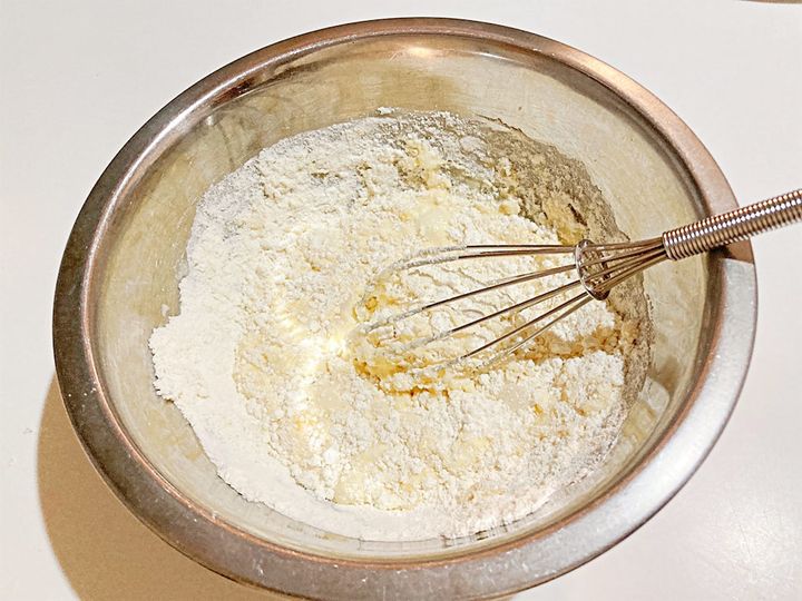 ホットケーキミックスを入れて混ぜるところ