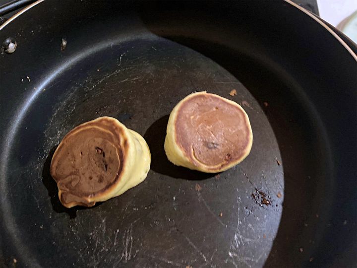 両面が焼けたエンゼルパイホットケーキ